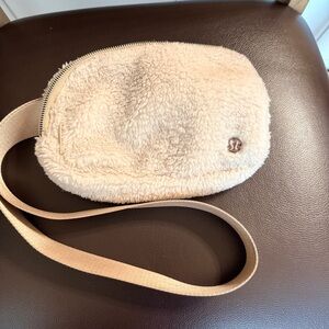 Lululemon Everywhere Belt Bag in Fleece.